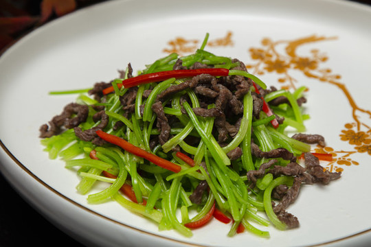 芹菜炒肉