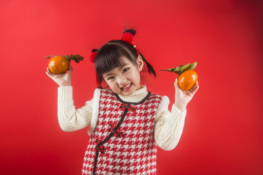 女孩子拿著橘子