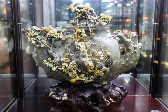 石雕花壺