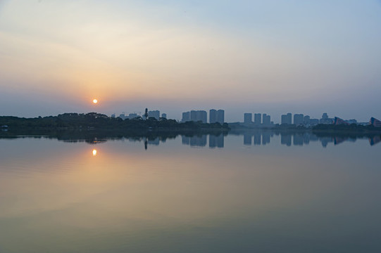 夕陽下的東莞松山湖風(fēng)景
