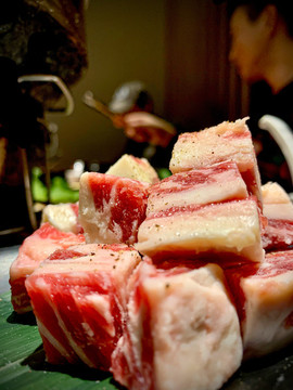 烤肉桌子上新鮮的肉塊