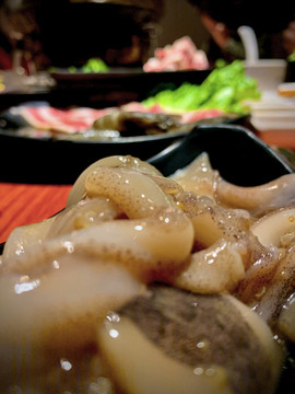 烤肉桌子上新鮮的魷魚