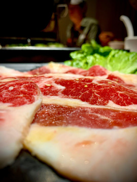 烤肉桌子上新鮮的豬肉培根
