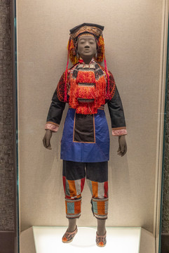 瑤族挑花銀飾女服