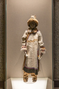 鄂倫春族鑲邊拼花女童皮服