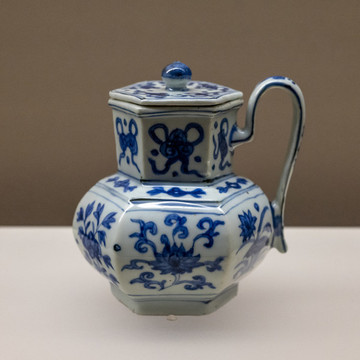 明代青花花卉紋執(zhí)壺