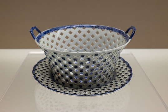 青花鏤空果籃托盤(pán)瓷器