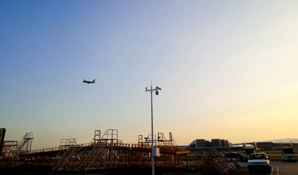 機(jī)場(chǎng)清晨