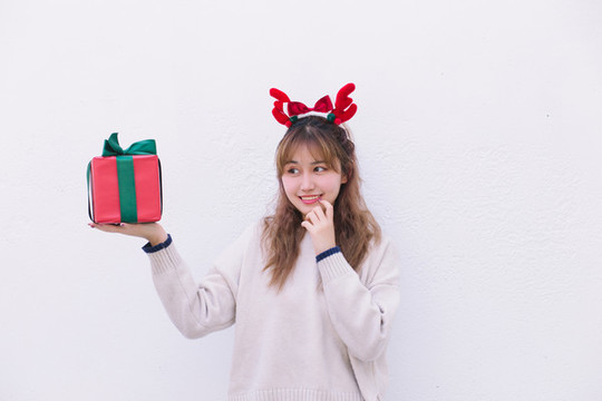 節(jié)日里拿著禮物的美少女
