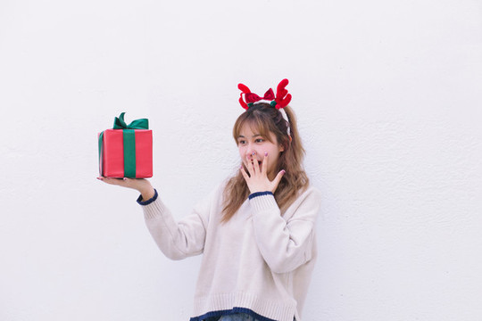 節(jié)日里拿著禮物的美少女