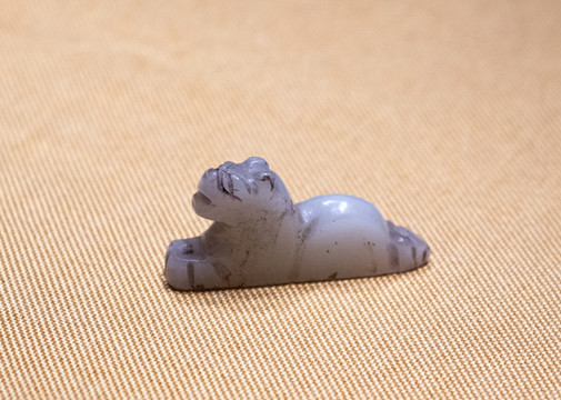 遼代白玉虎形飾件