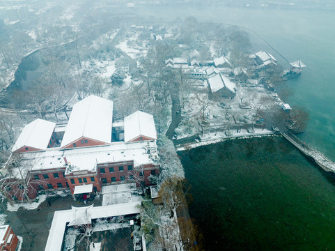 航拍雪后濟(jì)南大明湖公園