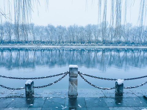 下雪的湖邊