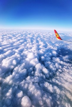 在飛機(jī)上看云朵