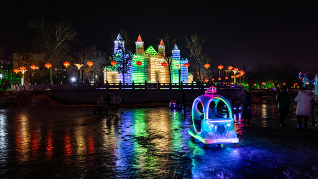 中國(guó)長(zhǎng)春勞動(dòng)公園冰雪樂園夜景