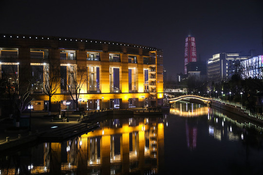 泉城廣場(chǎng)護(hù)城河夜景