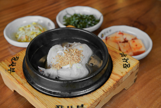 韓國料理朝鮮美食人參雞湯