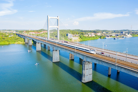 動(dòng)車駛過(guò)衡柳高鐵衡陽(yáng)湘江大橋