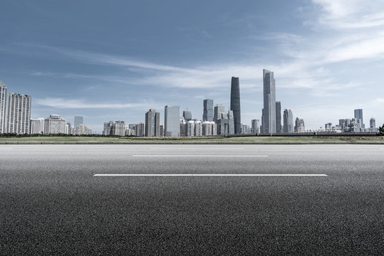 瀝青公路和廣州現(xiàn)代建筑