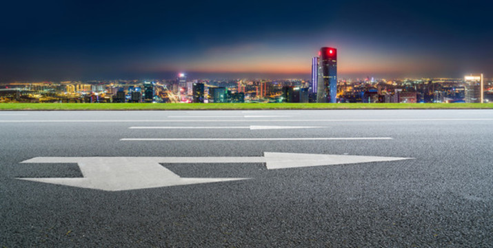 柏油馬路和城市建筑夜景