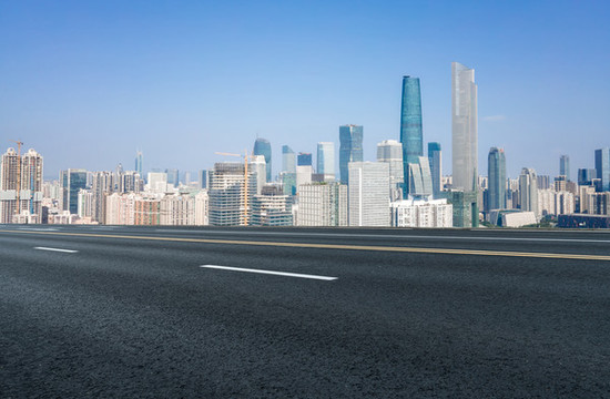 前進(jìn)的道路和金融區(qū)建筑