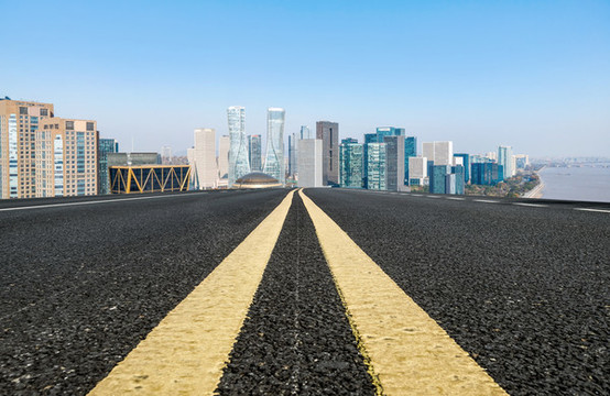 前進的道路和金融區(qū)建筑