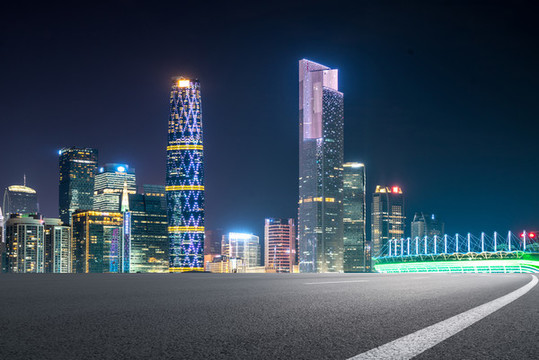 瀝青公路和金融區(qū)建筑夜景