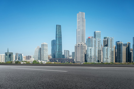 瀝青公路和摩天大樓