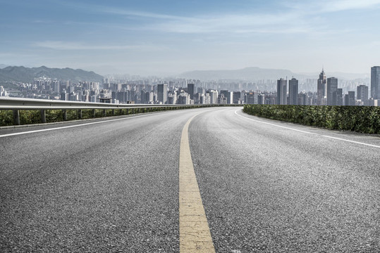 公路彎道和城市風(fēng)光