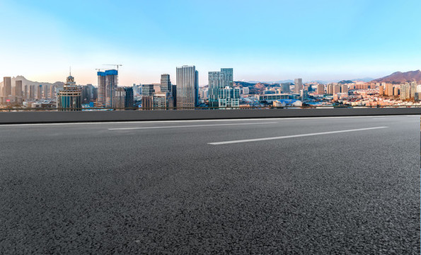 前進的道路和城市風光