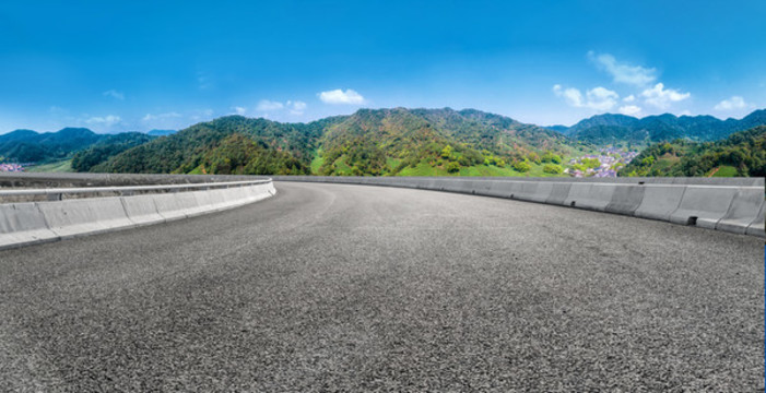 公路彎道和遠(yuǎn)山背景