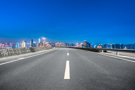 公路彎道和城市風(fēng)光夜景