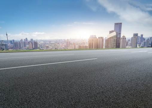 前進的道路和城市景觀
