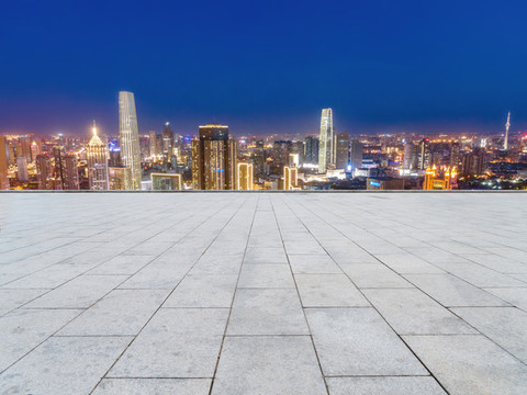 前進(jìn)的道路和城市夜景