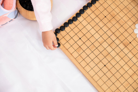 兒童在玩圍棋