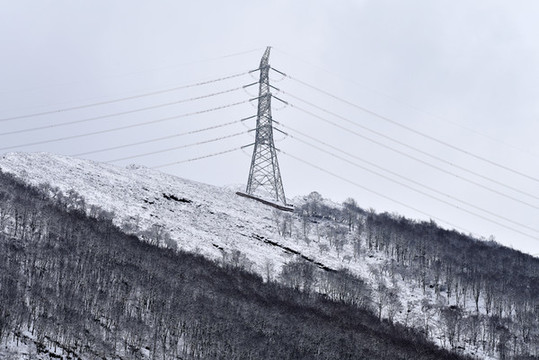 高壓鐵塔雪景