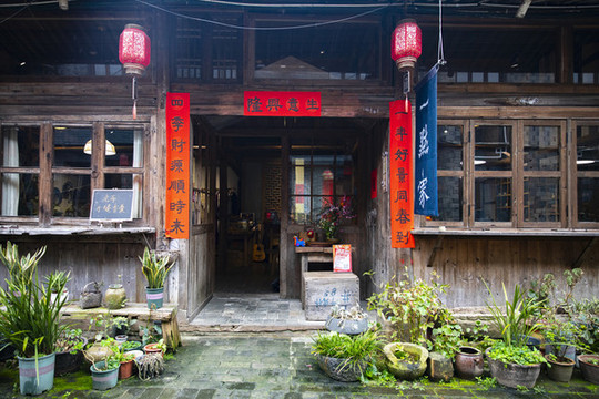 貼對聯(lián)的民居大門