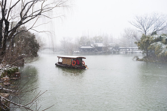 湖水水面游船