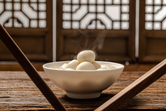 一碗煮好的湯圓