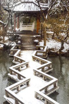 園林石橋積雪