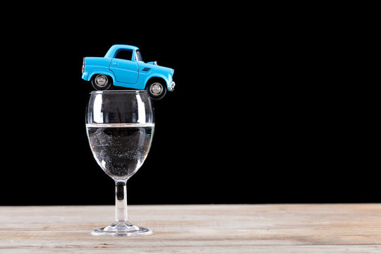 汽車模型在酒杯上
