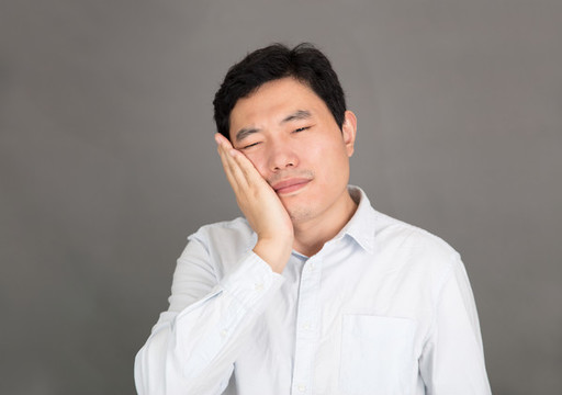 上火牙痛的年輕男士