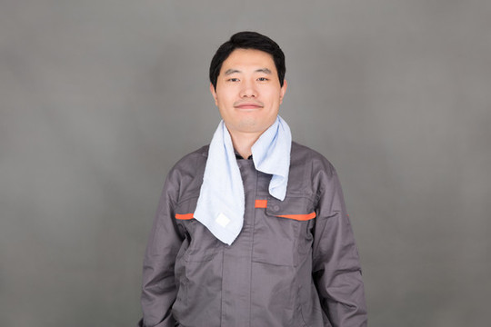 身穿工作服的工人