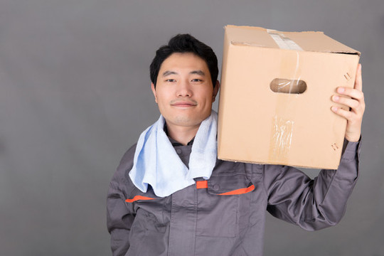 辛苦的快遞員在搬運包裹