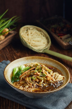 酸菜肉絲面