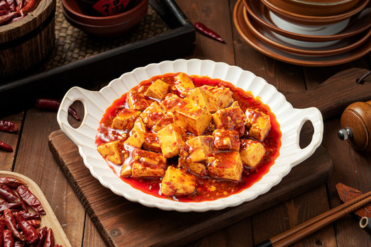 深色木板上擺放的麻婆豆腐