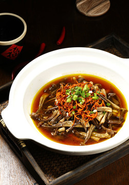 砂鍋茶樹菇