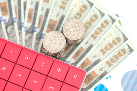 商業(yè)文件上的美金和計(jì)算器