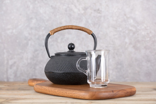 一個(gè)茶壺和一個(gè)空玻璃杯