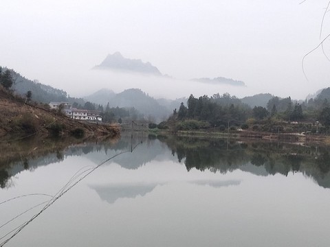 山與倒影